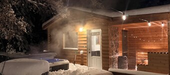 Private Forest Spa Retreat: Sauna, Hot Tub & Pool