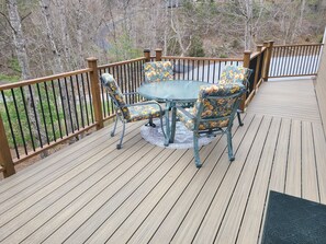 Outdoor dining - Charming 3-bedroom house on cul-de-sac in Christiansburg (Christiansburg)