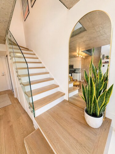 2 Storey King West Loft | 15 min walk to BMO Field