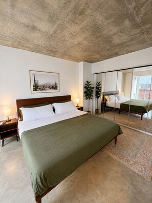 Room - 2 Storey King West Loft | 15 min walk to BMO Field (Toronto)