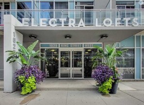 L’extérieur d’Electra Lofts, un immeuble moderne à la façade en verre, situé au 1029, rue King Ouest.