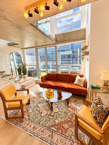2 Storey King West Loft | 15 min walk to BMO Field