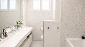 Douche, sĂšche-cheveux, serviettes fournies, papier toilette
