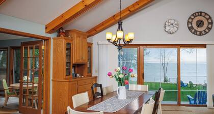 Cozy Shore Waterfront 3BR Retreat in Door County