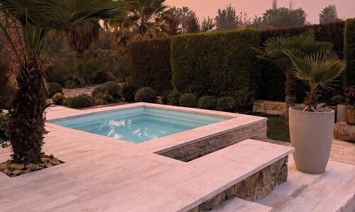 Luxury getaway : Swimming pool, barbecue area and premium spaces