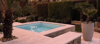 Luxury getaway : Swimming pool, barbecue area and premium spaces