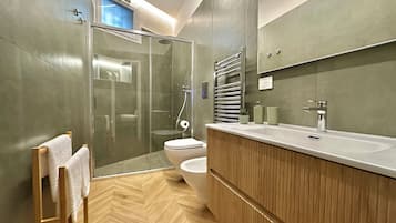 Doccia, asciugacapelli, bidet, asciugamani