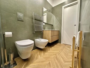 Shower, hair dryer, bidet, towels - Naples, Apartment up to 4 people, very close to Metro and Funiculars (Napoli)
