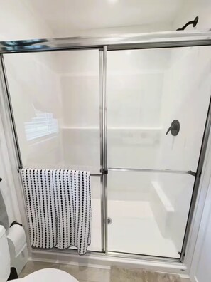 Shower, towels, soap, toilet paper - Hudson Horse Ranch (Hudson)