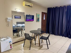 Suíte conforto, sacada, vista para a cidade | Opções para refeição