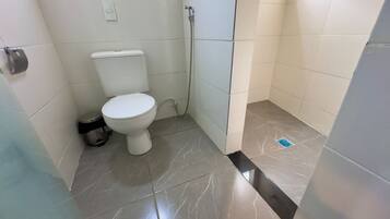 Produtos de toalete grátis, toalhas de banho, sabonete, papel higiênico