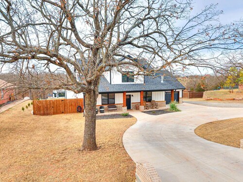 Spacious 4-bedroom house in perfect Wellston with AC