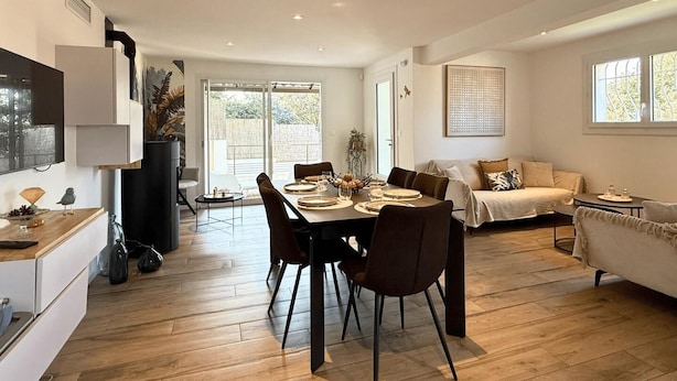 A modern living space with a dining area, a sofa, and a TV. - Horizon air-conditioned villa with private heated pool (SAINT RAPHAEL)