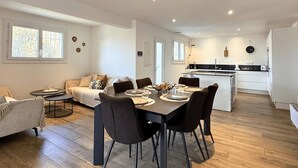 A modern apartment with a dining area, kitchen, and living space. - Horizon air-conditioned villa with private heated pool (SAINT RAPHAEL)