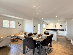 A modern apartment with a dining area, kitchen, and living space. - Horizon air-conditioned villa with private heated pool (SAINT RAPHAEL)