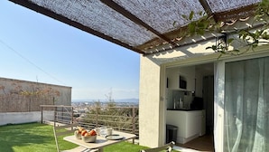 A rooftop terrace with a table set for dining, a small kitchen area, and a view of the cityscape. - Horizon air-conditioned villa with private heated pool (SAINT RAPHAEL)