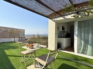 A rooftop terrace with a table set for dining, a small kitchen area, and a view of the cityscape. - Horizon air-conditioned villa with private heated pool (SAINT RAPHAEL)