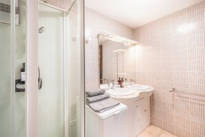 Een douche, een haardroger, handdoeken, zeep