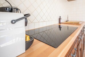 Een koelkast, een microgolfoven, een kookplaat, een vaatwasser