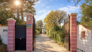 Una entrada tancada amb un cartell que diu "LA BASTIDE".