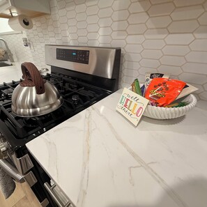 Fridge, microwave, oven, stovetop - Chicago Stay Near Midway Airport & Orange Line (Chicago)