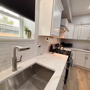 Fridge, microwave, oven, stovetop - Chicago Stay Near Midway Airport & Orange Line (Chicago)