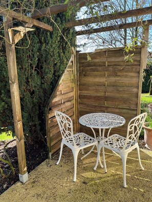 Outdoor dining - Vrbo Property (Rives-d'Autise)