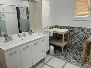 Bathroom - Vrbo Property (Rives-d'Autise)