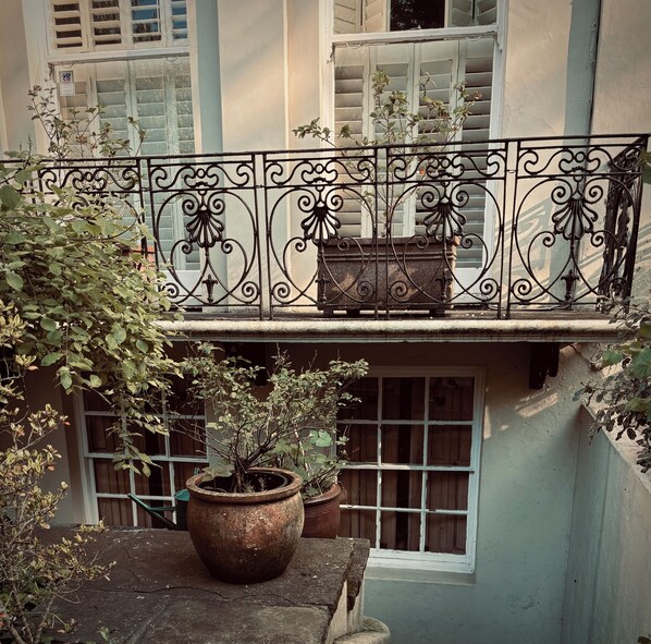 A building with a balcony, a wrought iron railing, and potted plants. - Regency Apartment in tranquil Georgian Setting close to Brighton’s Laines  (Brighton and Hove)