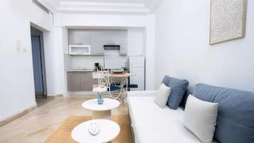Apartment, 1 Bedroom, Accessible, Smoking | Living room
