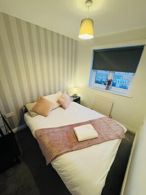 Room - The Woodlands,3bed,2.5 bathrooms, enclosed garden,4miles to Durham.Pet friendly. (Langley Park)