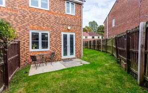 Outdoor dining - The Woodlands,3bed,2.5 bathrooms, enclosed garden,4miles to Durham.Pet friendly. (Langley Park)