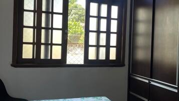 Kamar Quadruple | Tirai kedap cahaya, setrika/meja setrika, dan Wi-Fi gratis