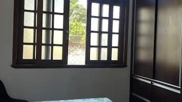 Habitación cuádruple básica | Cortinas opacas, tabla de planchar con plancha, wifi gratis