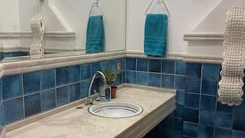 Habitación doble | Baño | Ducha y papel higiénico