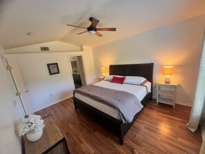 3 slaapkamers, een strijkplank/strijkijzer, gratis wifi, beddengoed