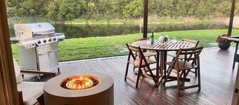 Tropical Retreat with Wildlife Lakeview- Pool Table, Gas Oven & Fire Pit