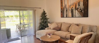 Tropical Retreat with Wildlife Lakeview- Pool Table, Gas Oven & Fire Pit