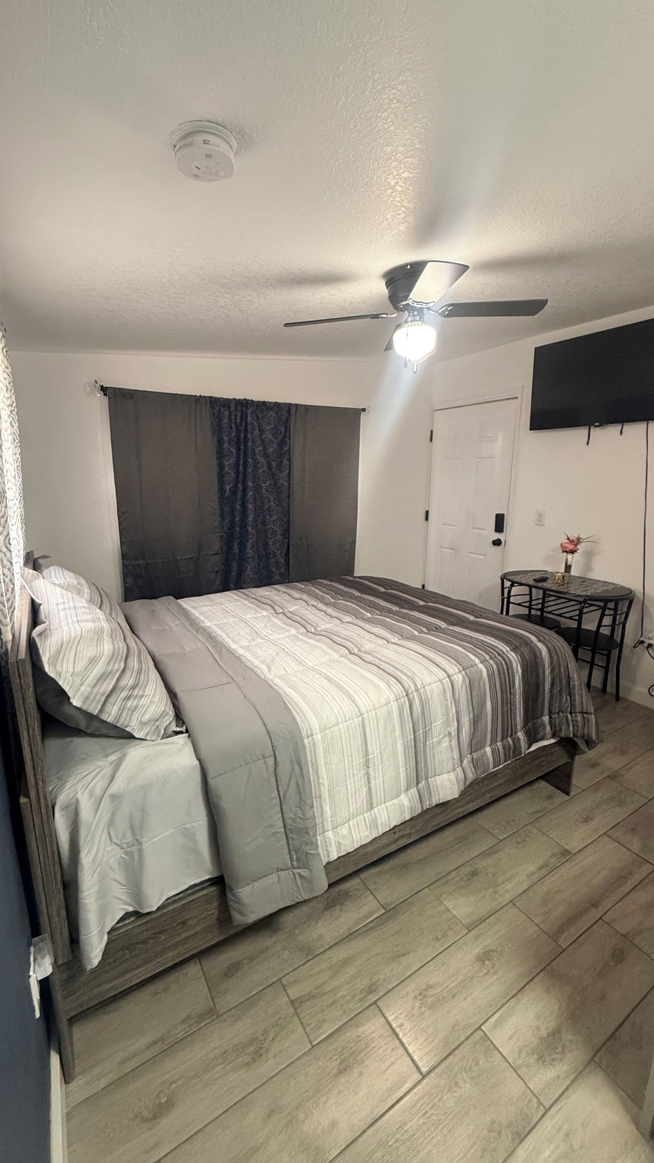 1 habitación, tabla de planchar con plancha, wifi gratis y ropa de cama 