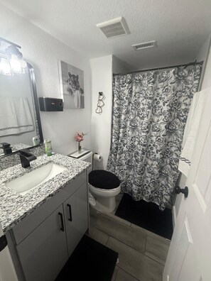 Shower, hair dryer, towels, soap - Cozy room new hospital &highway (Tampa)