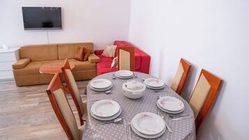 Villa, 4 Bedrooms | Dining room