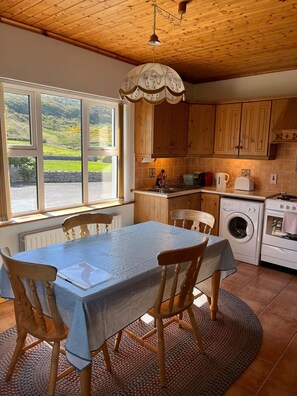 Dining - Brook Apartment Near Doolin and Cliffs of Moher. Spacious, Amazing  Views. (Doolin)