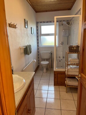 Bathroom - Brook Apartment Near Doolin and Cliffs of Moher. Spacious, Amazing  Views. (Doolin)