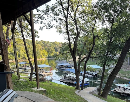 Island Oasis-Terrific Lakefront Home has a Private Dock on Monkey Island