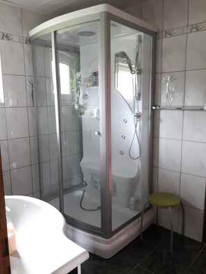 Douche, sèche-cheveux, savon, papier toilette