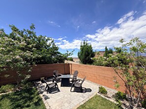 Outdoor dining - Scenic Sunset Studio by Zion, Lakes, and ATV Rec Areas (Washington)