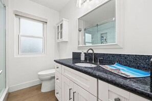 Bathroom - Ocean View 2BR Condo in Laguna Beach, 1-Min Walk to Beach (Laguna Beach)