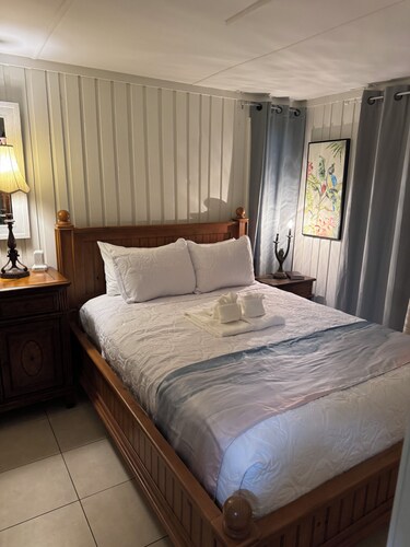 Vacation Village Resort a "Hilltop Haven" Cozy 2-bedroom cottage in Clermont