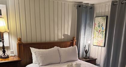 Vacation Village Resort a "Hilltop Haven" Cozy 2-bedroom cottage in Clermont