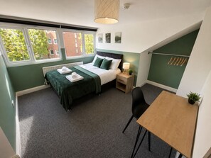 6 bedrooms, desk, free WiFi, bed sheets